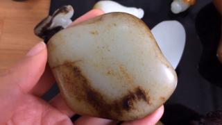 新疆和田玉籽料里,万年黑皮和黄白籽的玉质区别