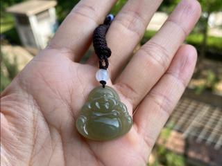 天然和田玉佛项坠,湖水绿弥勒佛,有结构有矿点,尺寸2